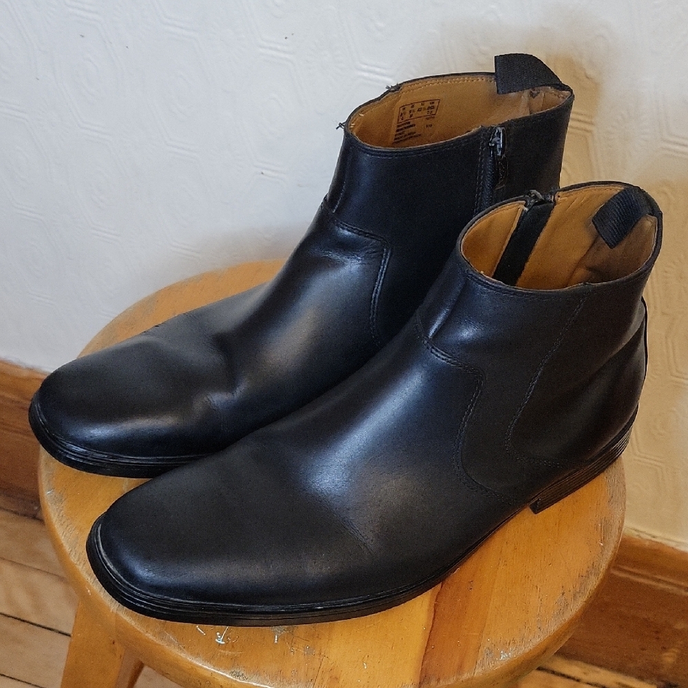 Clarks Men's Black Leather Chelsea Boots — US 9.5 — Side‎ Zip — Dress Boot